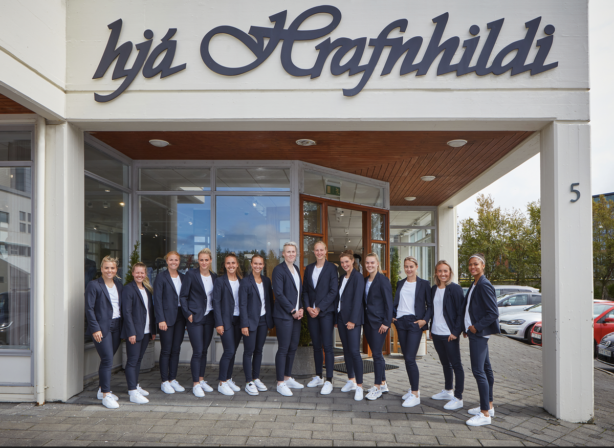 Stelpurnar okkar í Mos Mosh á EM