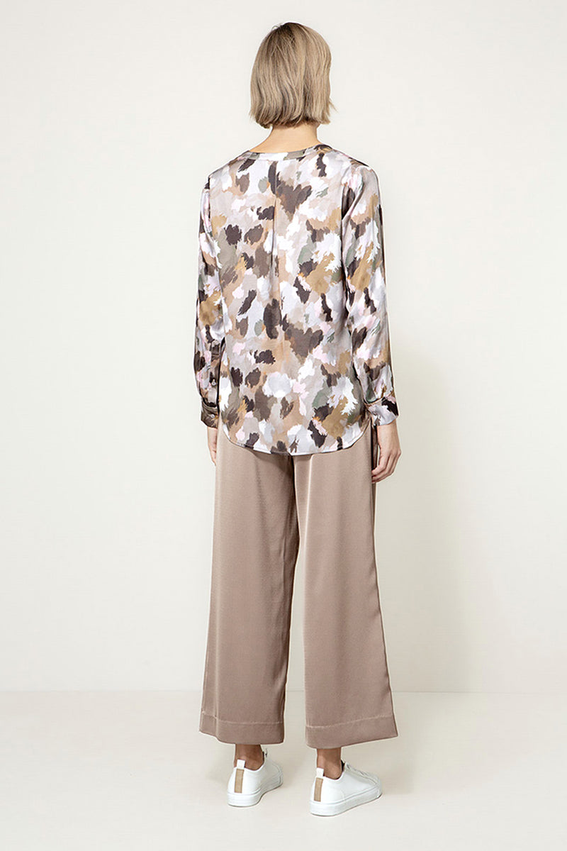 Blouse in viscose satin print