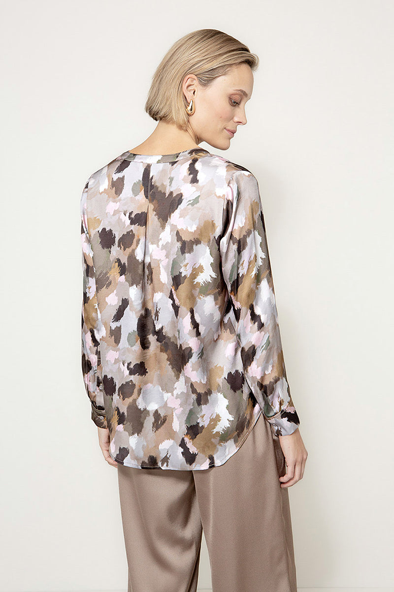 Blouse in viscose satin print