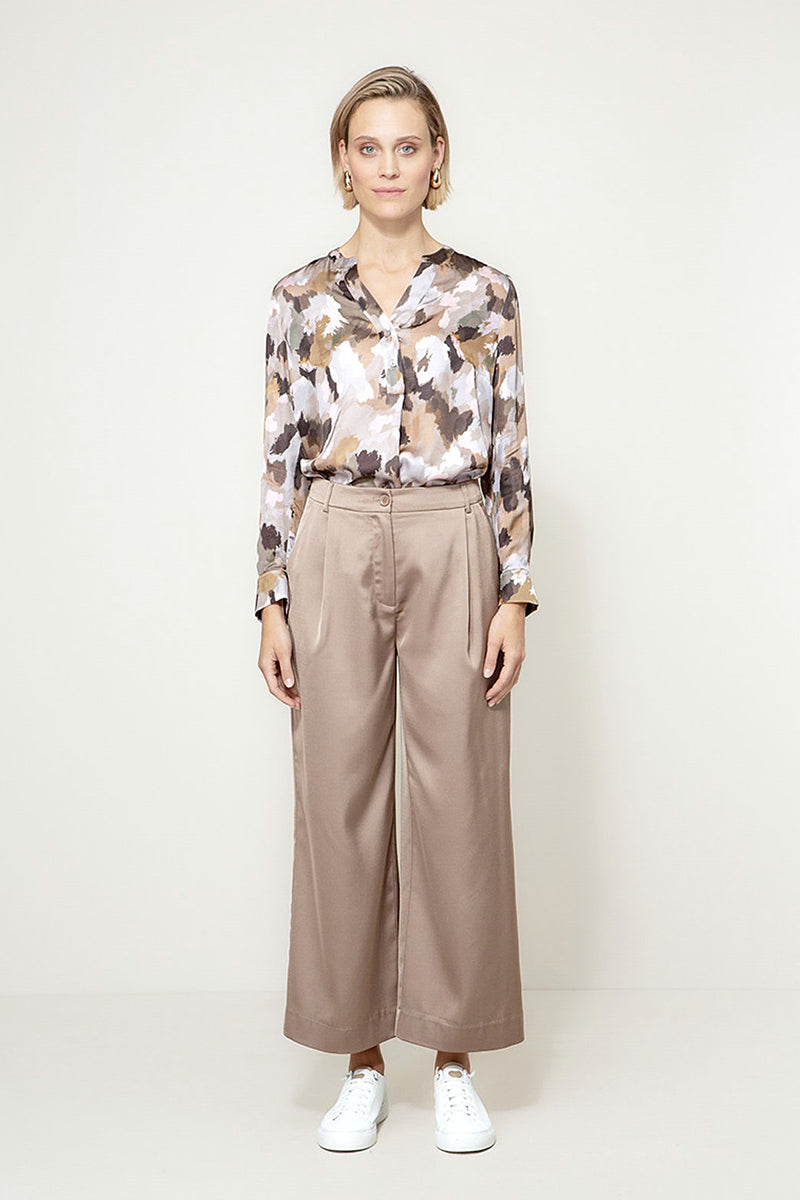 Blouse in viscose satin print