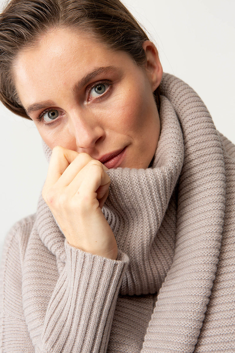 Knitted scarf in merino wool