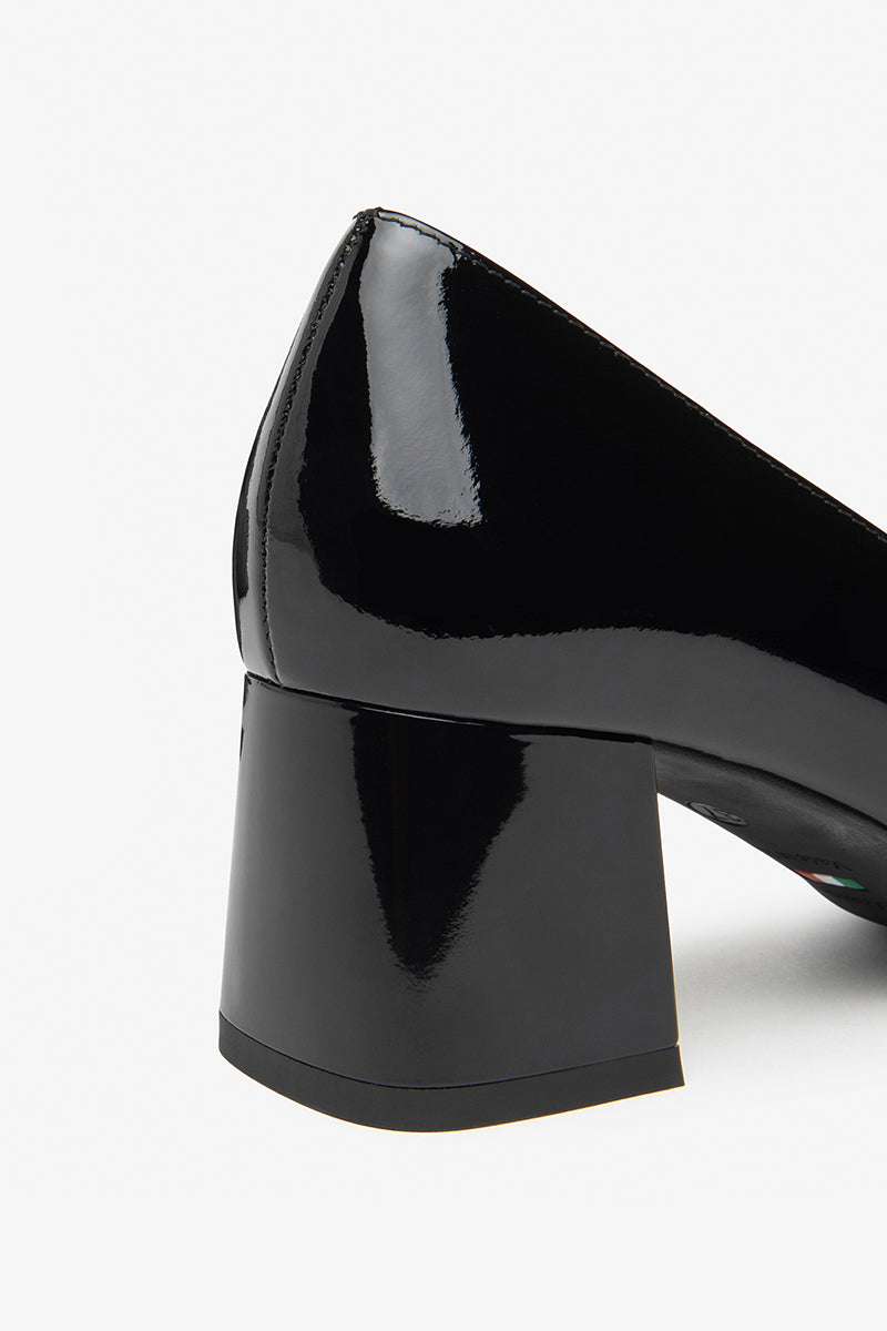 Vernice leather pumps