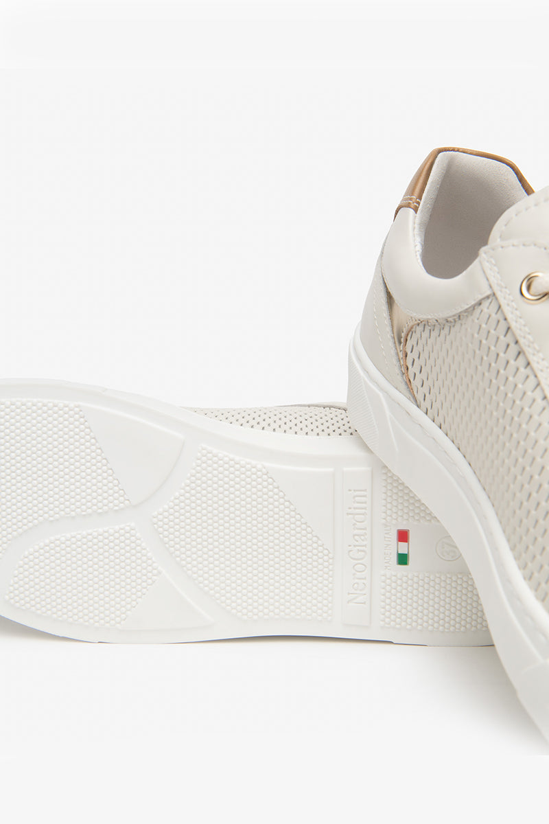 Sneakers with zipper