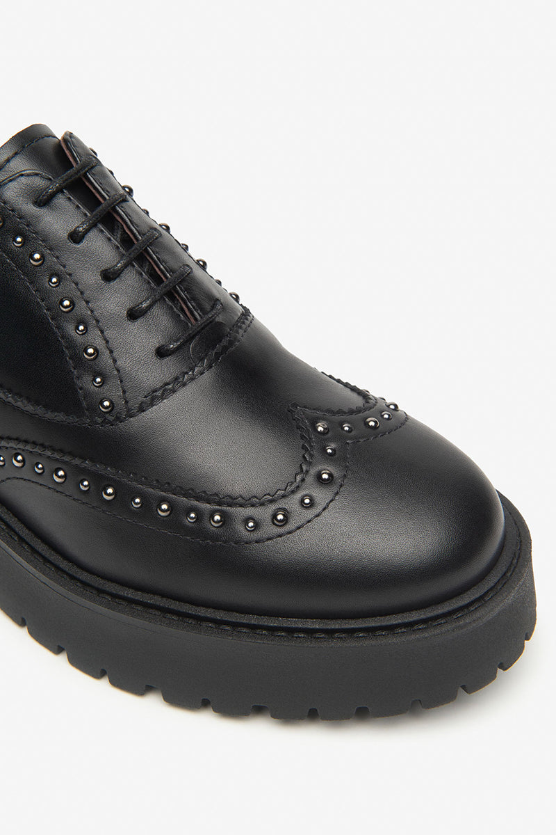 Leather tie-up shoes