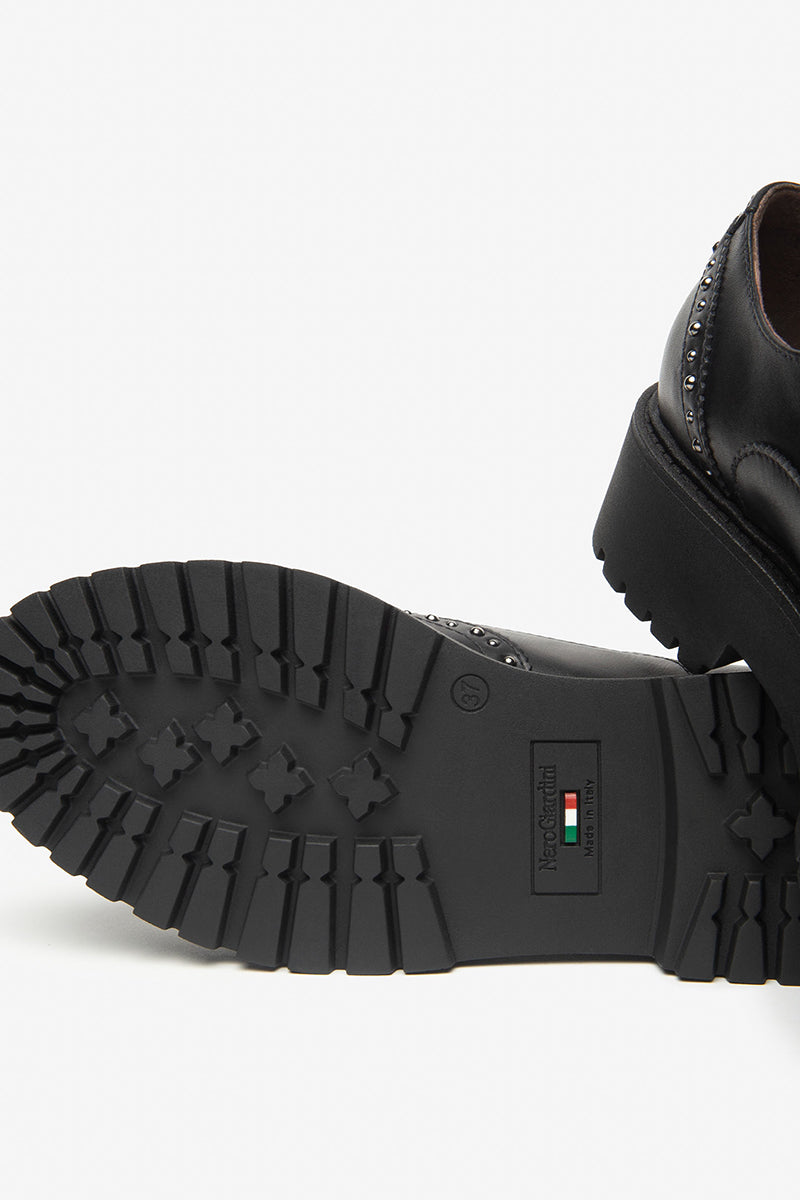 Leather tie-up shoes