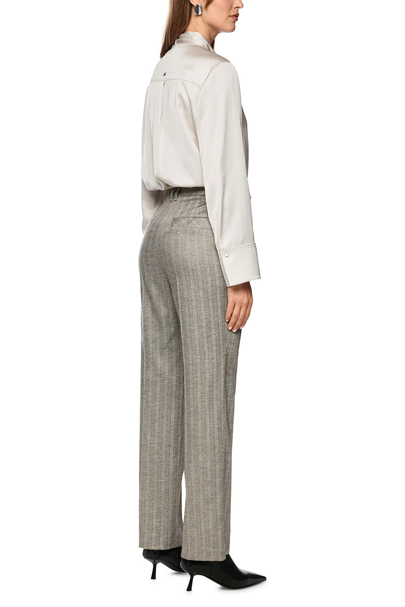 Feminine blouse with bow