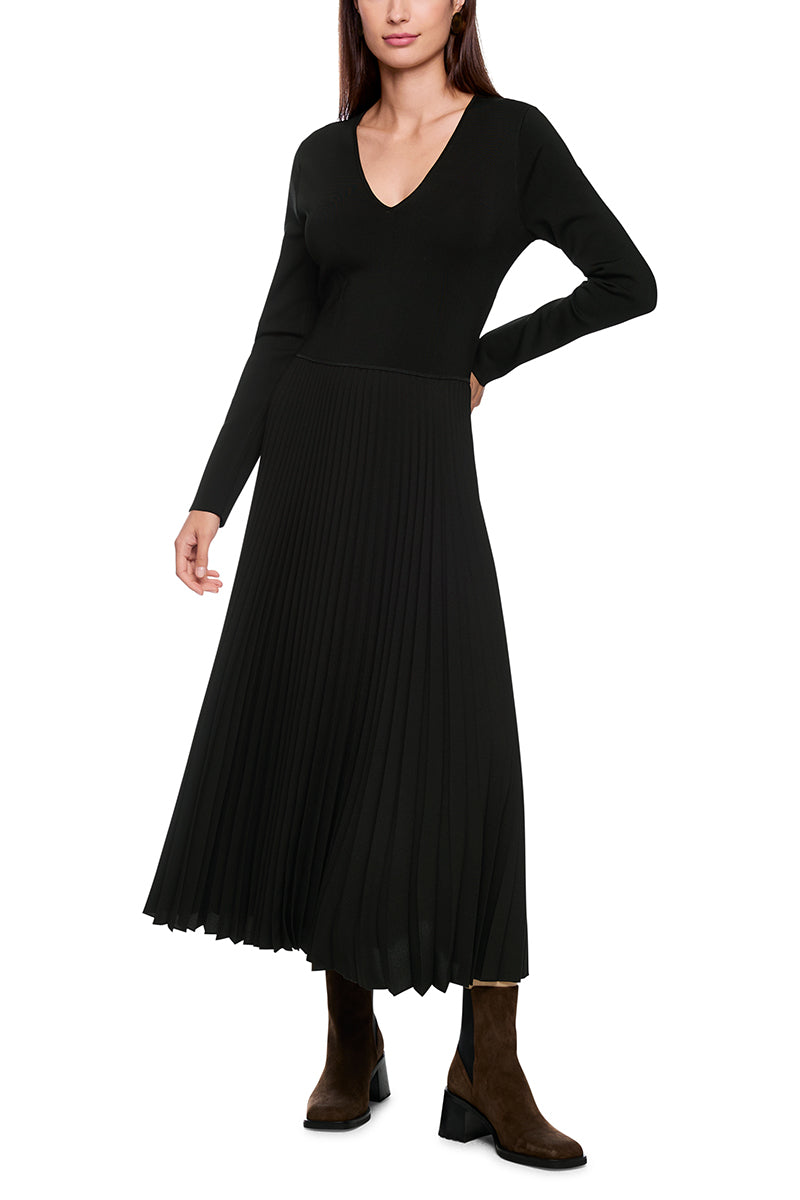 Dress with viscose and pleats