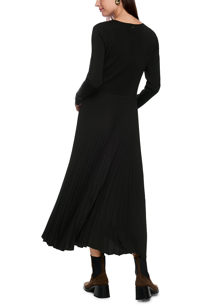 Dress with viscose and pleats