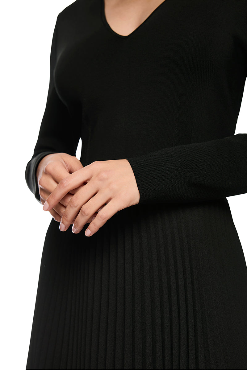 Dress with viscose and pleats