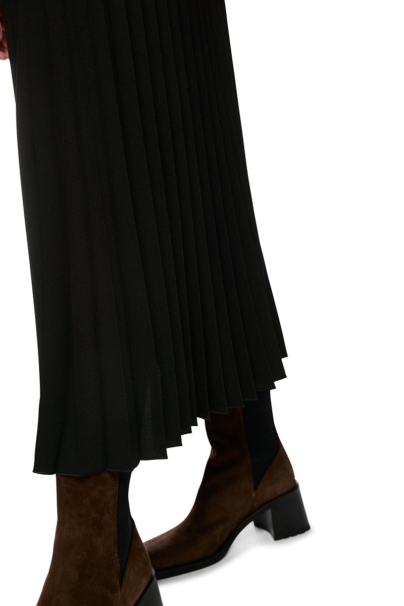 Dress with viscose and pleats