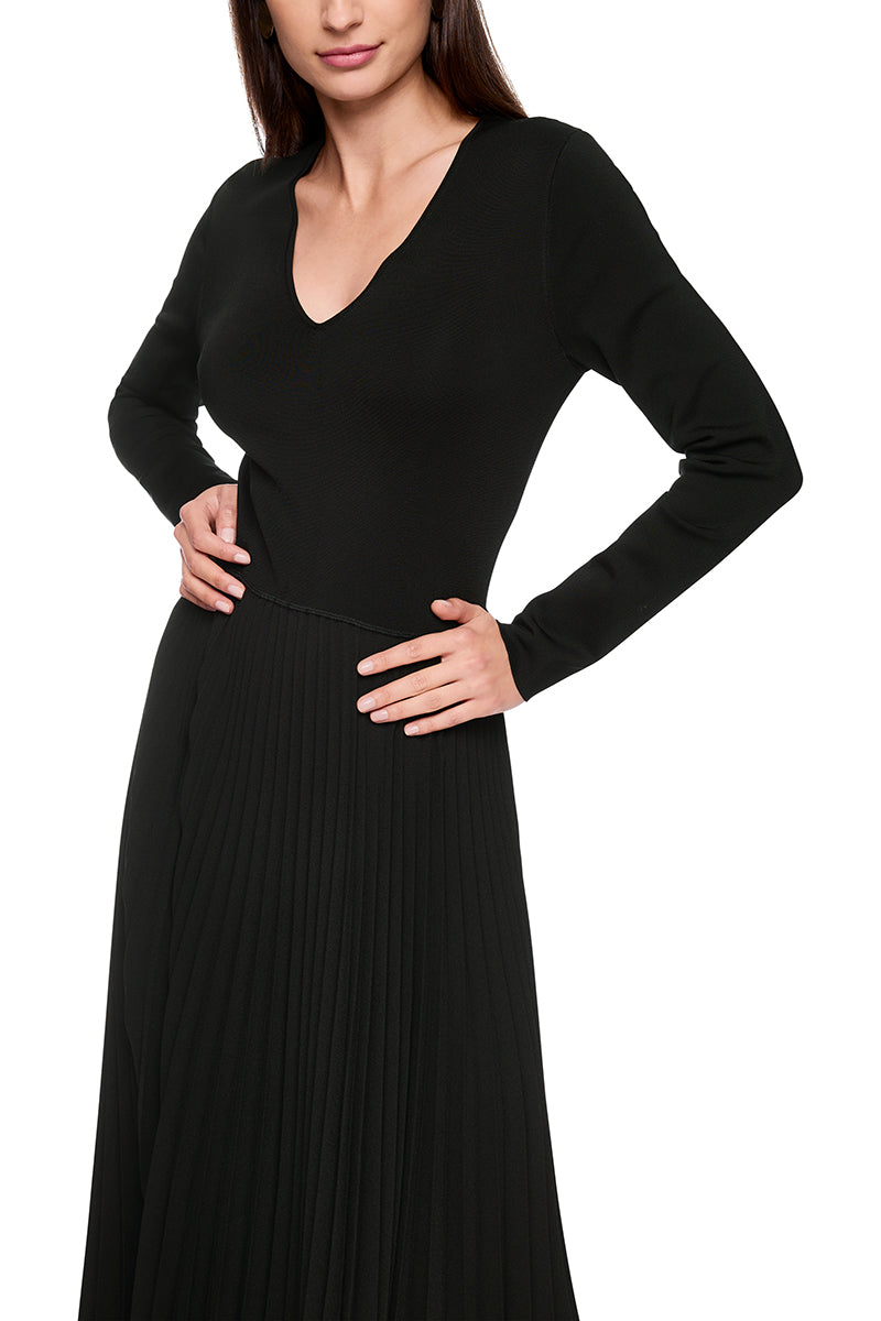 Dress with viscose and pleats