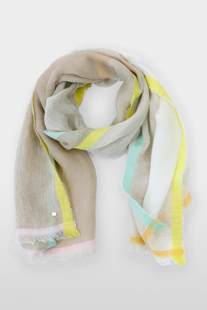 Scarf in airy linen look