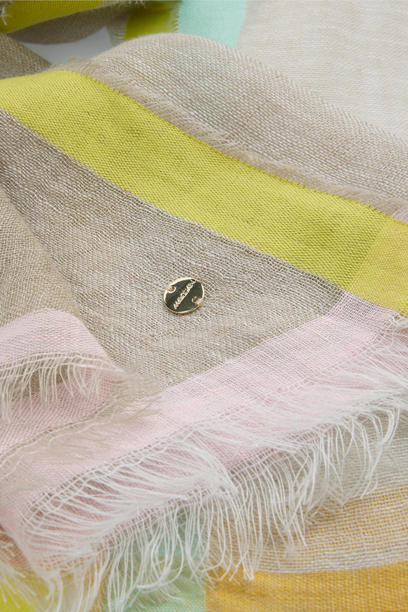 Scarf in airy linen look