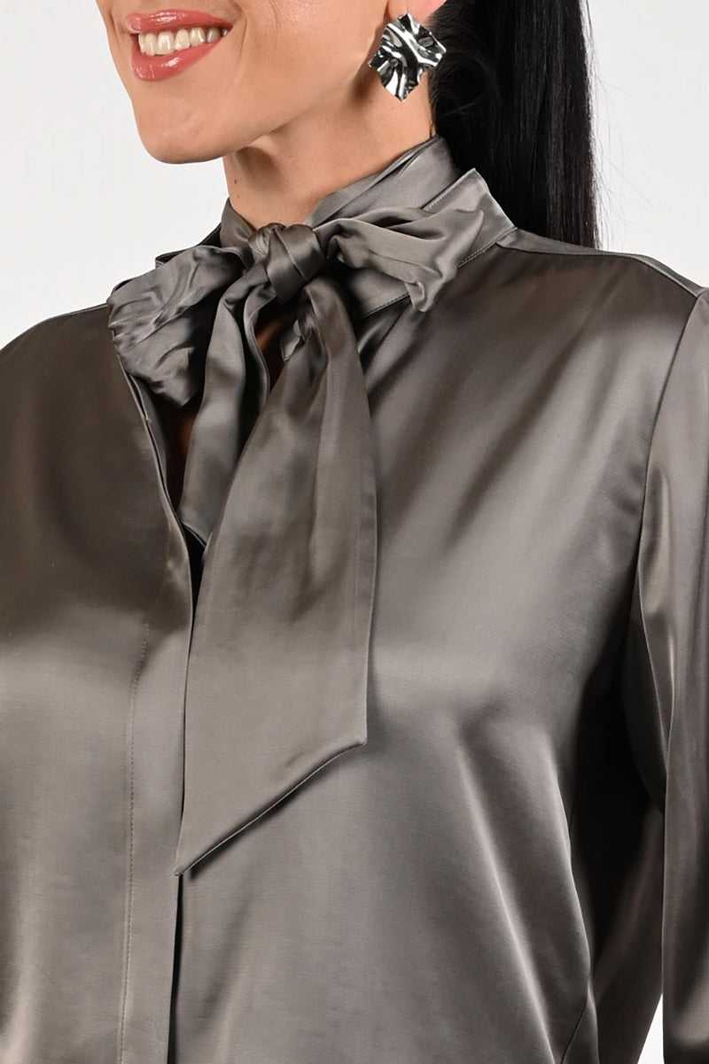 Feminine blouse with bow