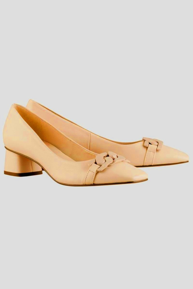 Amber low pumps