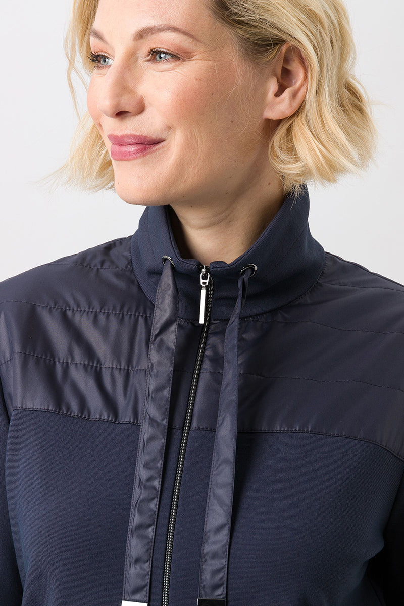 Long jacket with variable collar