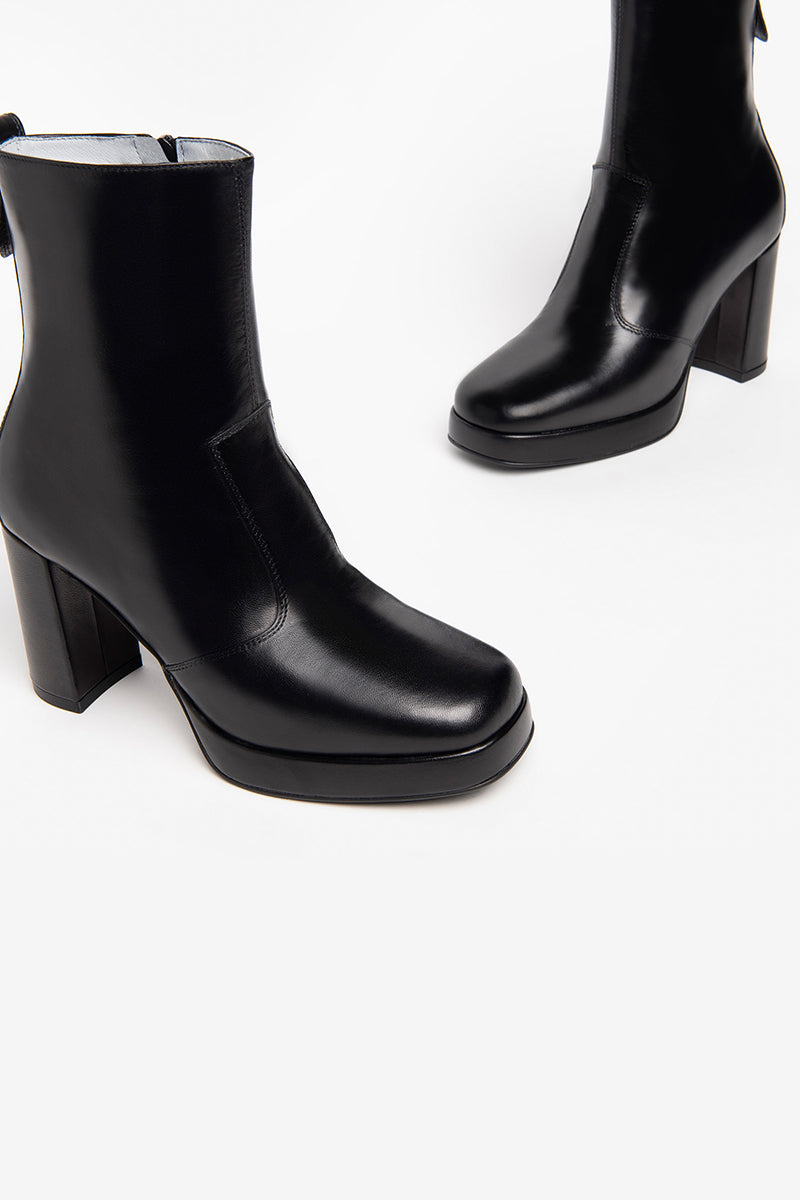 Ankle leather boots