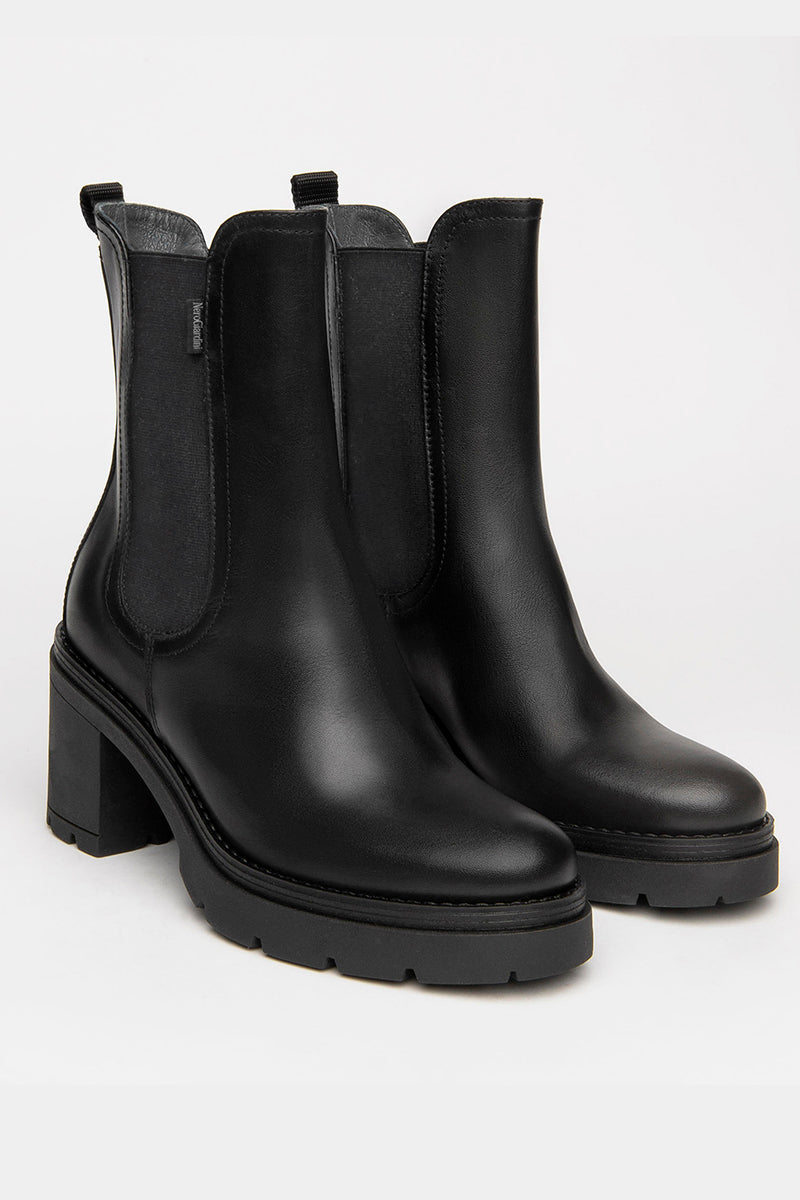 Stílhreinir svartir ökklaskór með hæl. 