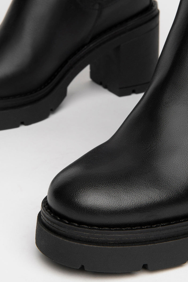 Stílhreinir svartir ökklaskór með hæl. 