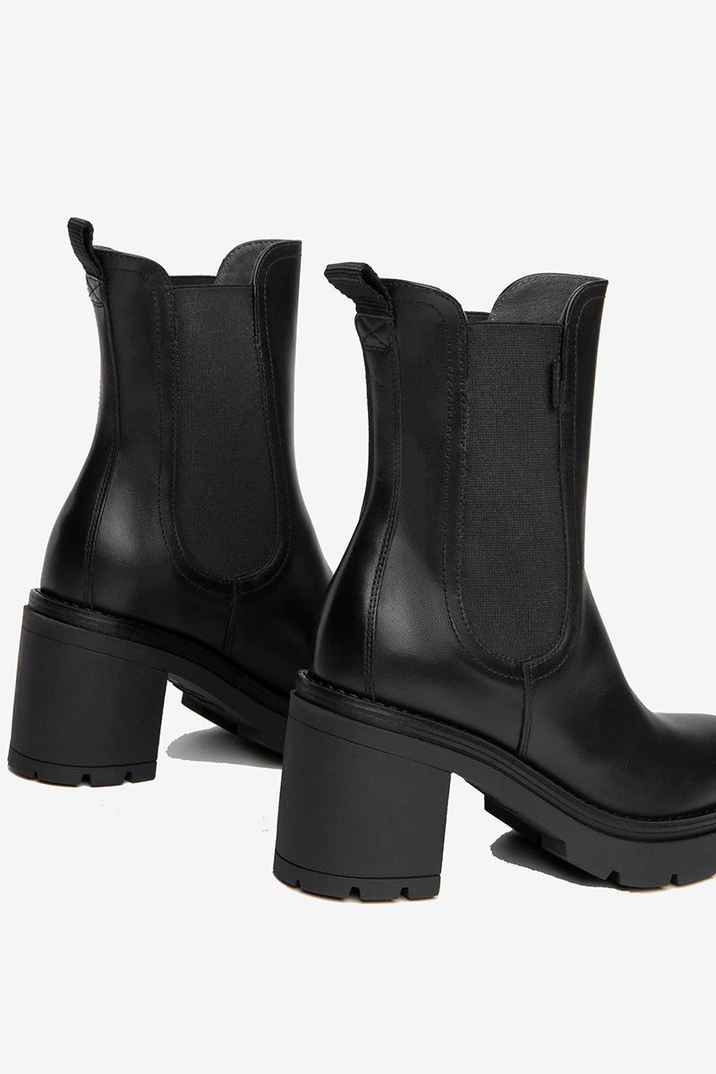 Stílhreinir svartir ökklaskór með hæl. 